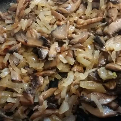 Фото рецепта - Кальмары, фаршированные грибами, сыром и яйцом - шаг 1