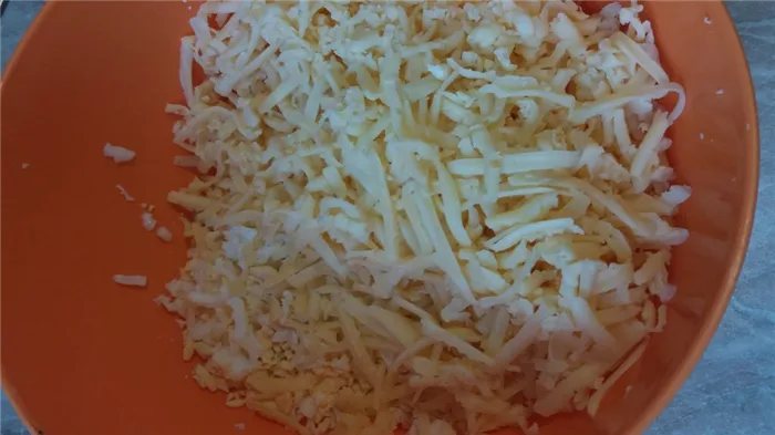 Фото рецепта - Кальмары, фаршированные грибами, сыром и яйцом - шаг 3
