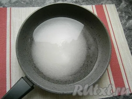 В сотейник (или глубокую сковороду) влить 100 мл воды, всыпать сахар и ванильный сахар. 