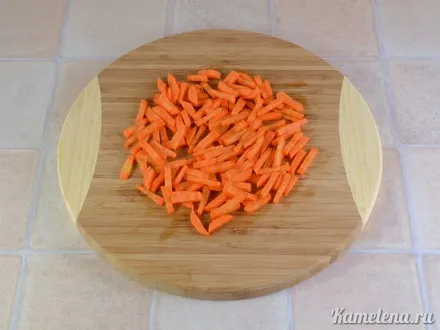 Морковь почистить, порезать