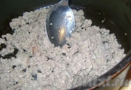 В фарш добавить соль, перец и очень мелко измельченный лук, все хорошо перемешать. Слегка обжарить на сухой сковороде. Буквально минутку. Начинка для пельменей из тыквы готова.
