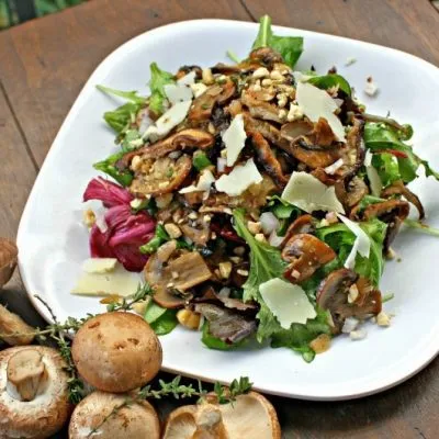 Теплый салат с грибами, орешками и пекорино - рецепт с фото