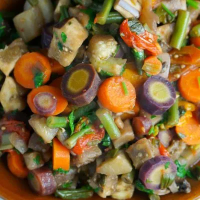 Теплый салат из баклажанов с грибами и овощами - рецепт с фото