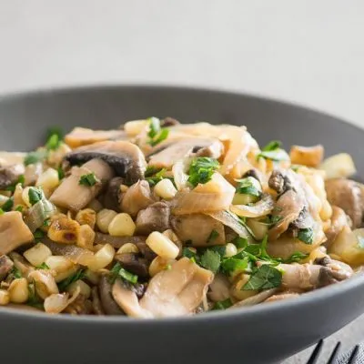 Постный салат с шампиньонами и кукурузой - рецепт с фото