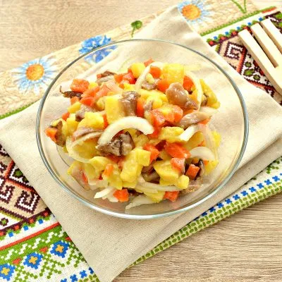 Овощной салат с маринованными опятами - рецепт с фото