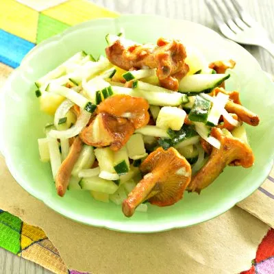 Постный салат с лисичками, картофелем и огурчиком - рецепт с фото
