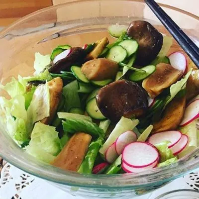 Овощной салат с жареными грибами - рецепт с фото