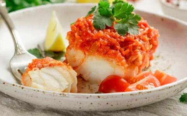 Рыба по гречески: классический рецепт с морковью и луком на сковороде