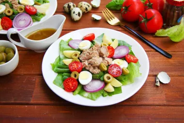 Классический салат Нисуаз с тунцом и анчоусами