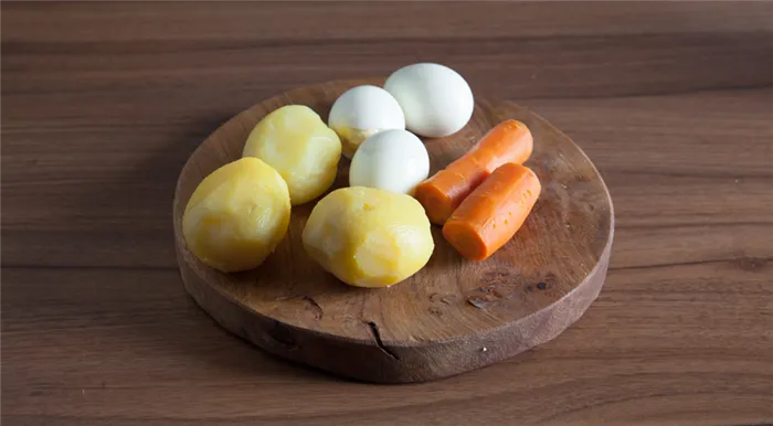Салат Столичный классический, сварите картофель и морковь