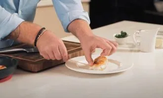 Кальмар, фаршированный сливочным соусом и креветками «По-Ивлевски»