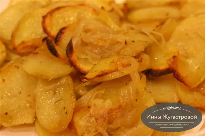 Картошка, запеченная со специями на луковой подушке в духовке