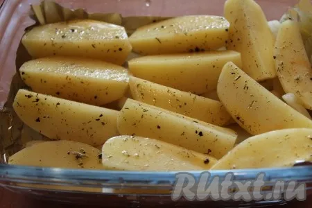 Запекать картошку с луком в заранее разогретой духовке при температуре 180 градусов, примерно, 35-40 минут (на картофеле должна появиться аппетитная золотистая корочка).