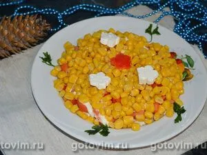 Слоеный салат из куриной грудки с овощами, кукурузой и сыром фета