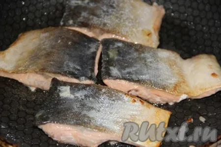 Кусочки рыбы обжарить с двух сторон на сковороде с растительным маслом на сильном огне. Я жарила каждый кусочек рыбки по 2 минуты с каждой стороны. 