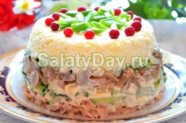 Салат «Ирина» с копченой курицей, маринованными грибочками, овощами