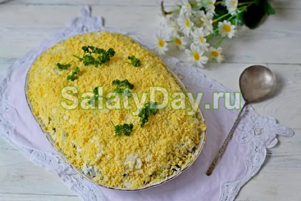 Салат «Ирина» с курицей вареной, грибами, сыром колбасным и соленым огурцом