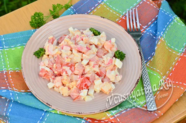 салат с крабовыми палочками, сыром и томатами