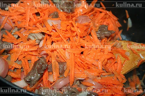 Морковь натереть на крупной терке и добавить к остальным ингредиентам.
