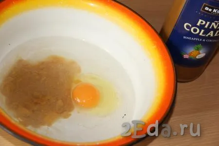 В миске соединить воду, яйцо, ликёр (можно заменить на коньяк или водку), соль и сахар, перемешать.
