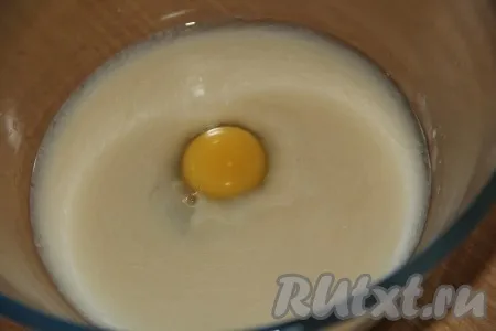 Затем влить ликёр (я использовала молочный ликёр) и добавить яйцо. 