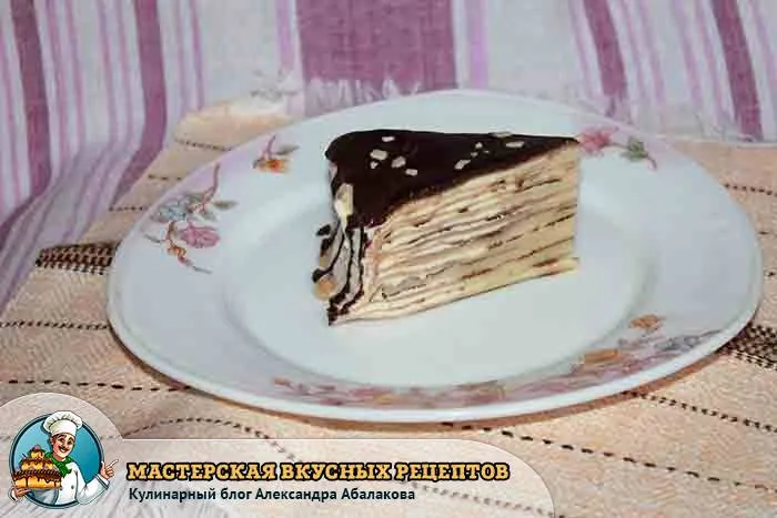 кусочек блинного торта на тарелке
