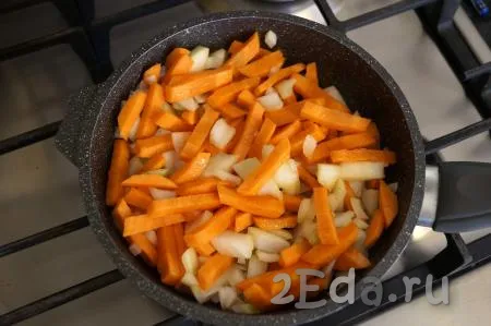 В сковороду налить 1 столовую ложку растительного масла, выложить морковь с луком и обжарить на среднем огне, постоянно помешивая, примерно, 3-5 минут. Овощи должны стать мягкими.