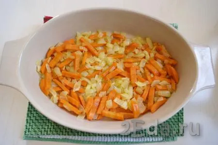 Обжаренные морковь с луком переложить в форму для запекания.