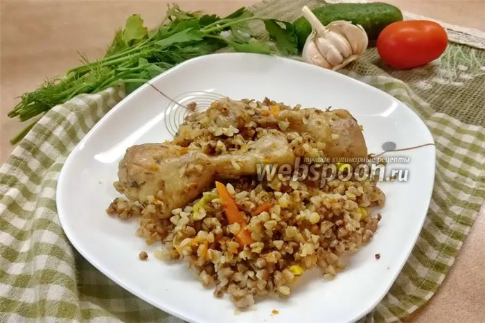 Фото Гречка с овощами и куриной голенью на сковороде