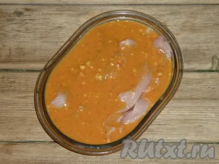 Залить нарезанное куриное филе приготовленным томатным соусом и оставить на 15 минут при комнатной температуре. 