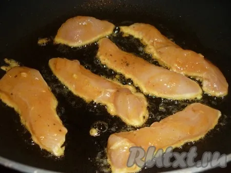 Жарить куриное филе порциями на хорошо разогретой сковороде с растительным маслом. 