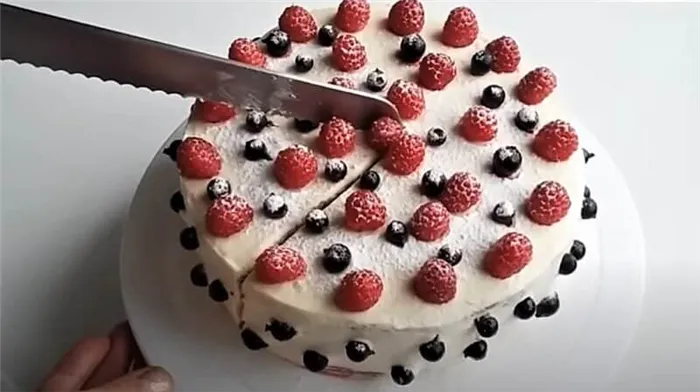 ягоды с кремом на пироге