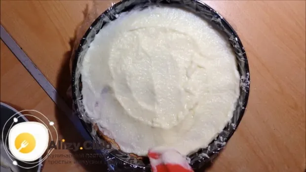 Залейте корж тирольского пирога с вишней кремом.