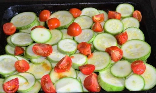Кусочки индейки с овощами, запеченные в духовке