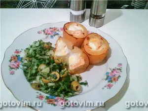 Картофель, запеченный с перепелиными яйцами и камамбером 