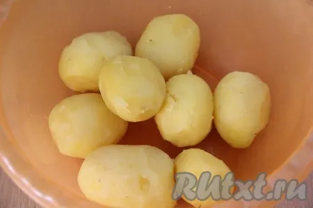 Отваренный картофель очистить от кожуры. 
