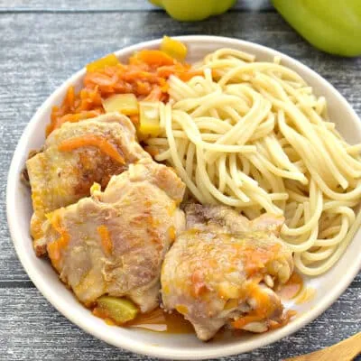 Тушеные куриные бедра с овощами - рецепт с фото