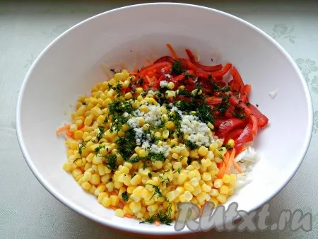 В салат из свежей капусты, кукурузы, перца и моркови добавить мелко нарезанную зелень, заправить заправкой. Все перемешать, если нужно досолить. 