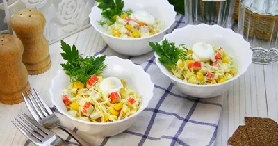 Салат крабовые палочки с капустой кукурузой и яйцом