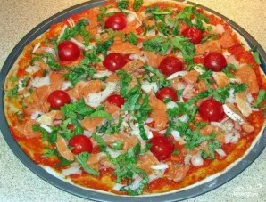 Пицца с красной рыбой - фото шаг 7