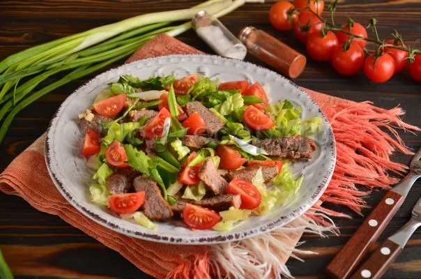 теплый салат с говядиной и овощами