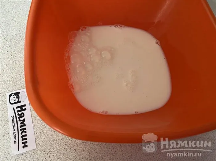 Безупречные тонкие блинчики на молоке и кипятке - фото шаг 1