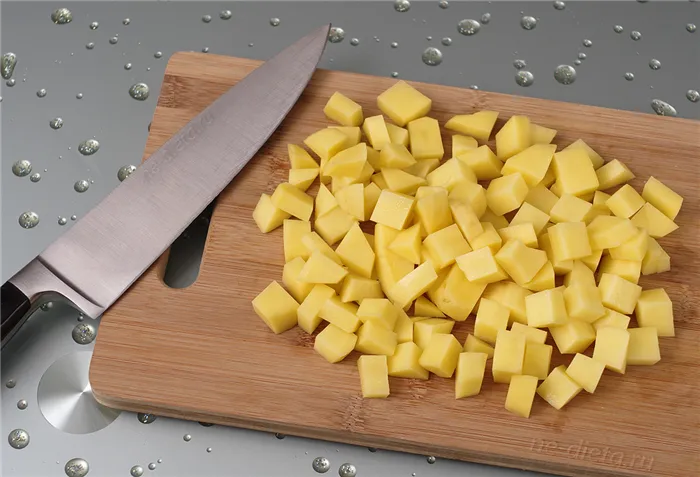 Картофель порезать небольшими ломтиками