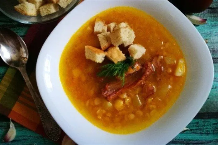 Гороховый суп с копчеными ребрышками и томатной пастой