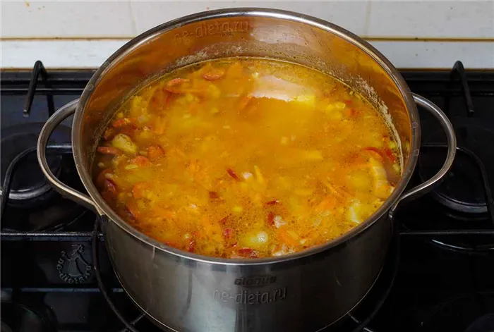 В гороховый суп положить овощи и копчености