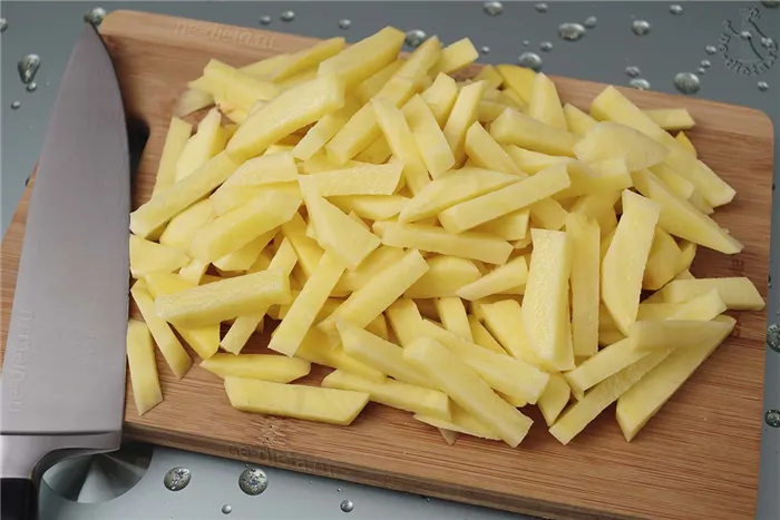 Картофель порезать брусочками