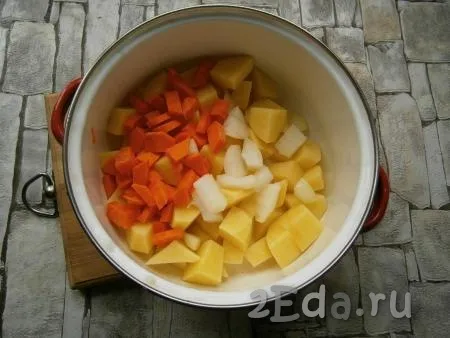 Картошку, морковь и лук очистить, нарезать произвольно в небольшую кастрюлю.