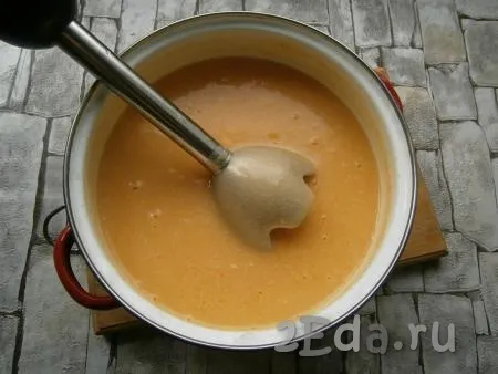 Затем снять суп с огня и пюрировать погружным блендером до однородного состояния.