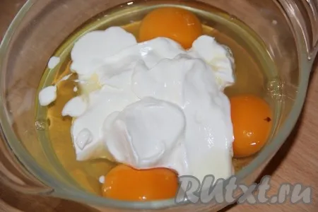 Для приготовления заливки соединить яйца и сметану, посолить по вкусу. 