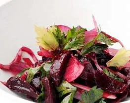 Салат из свеклы с красным луком и петрушкой